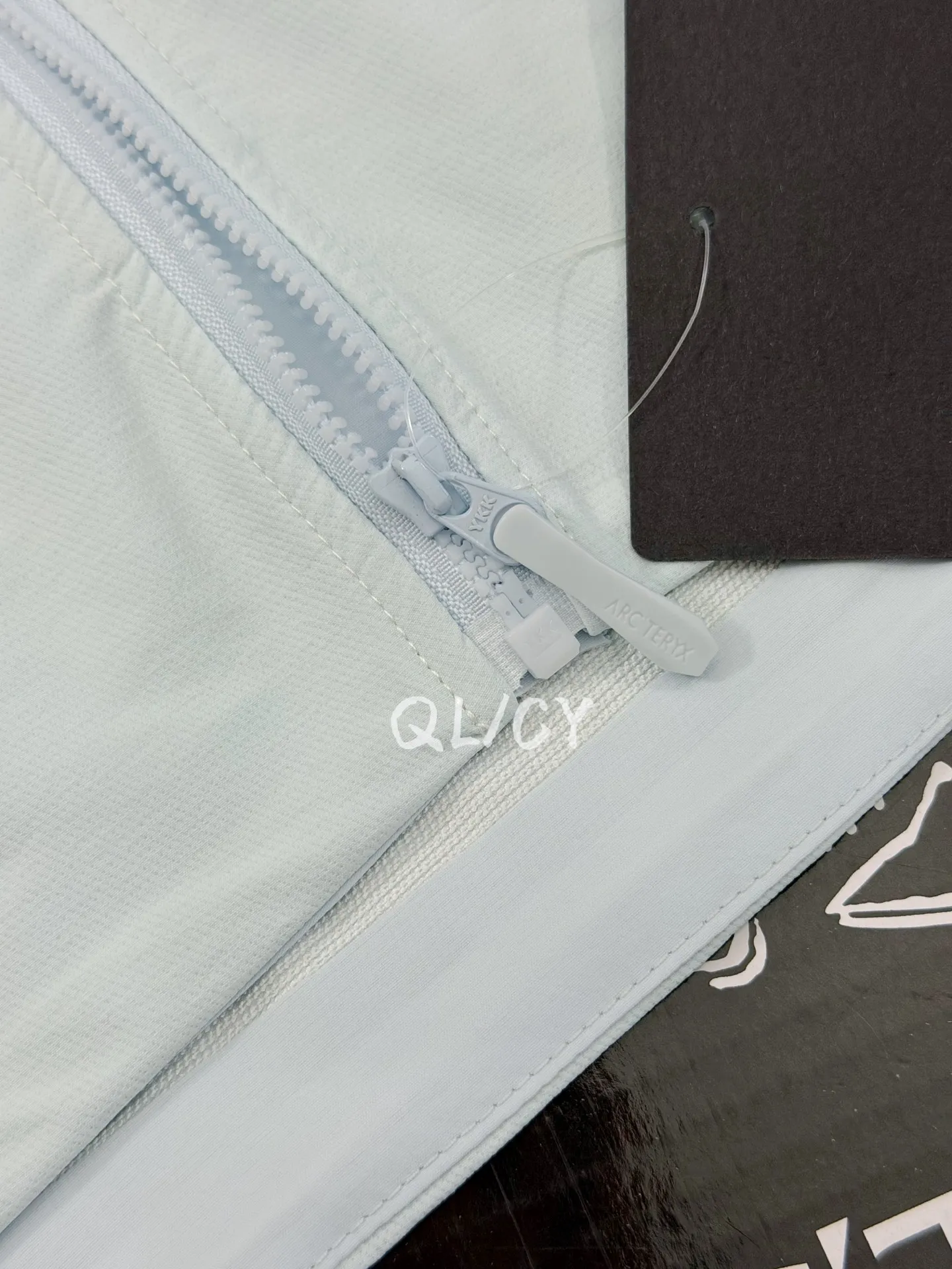 D 12 Arc'teryx GAMMA HOODY ， 、 Same Style 。 🔍 • ： ， 、Breathable ， “ ” 。 • ： Fortius™ 2.0 ， 、 ， Breathable ， 。 • ： ◦ ， ， 。 ◦ ， ， 、leggings 。 ◦ （ Purple ）， ， 。 • ： 、 、 ， 。 💡 • Size： Size ， 。 • ： ◦ ： T / ， ， Sneakers Boots。 ◦ ： 、 ， 。 • ： ， ， 。